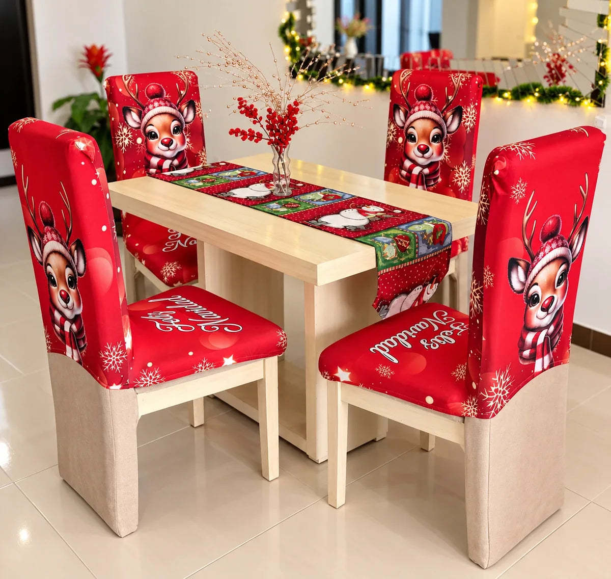 Comedor de 4 puestos con forros navideños del diseño Bambi puestos en todas las sillas