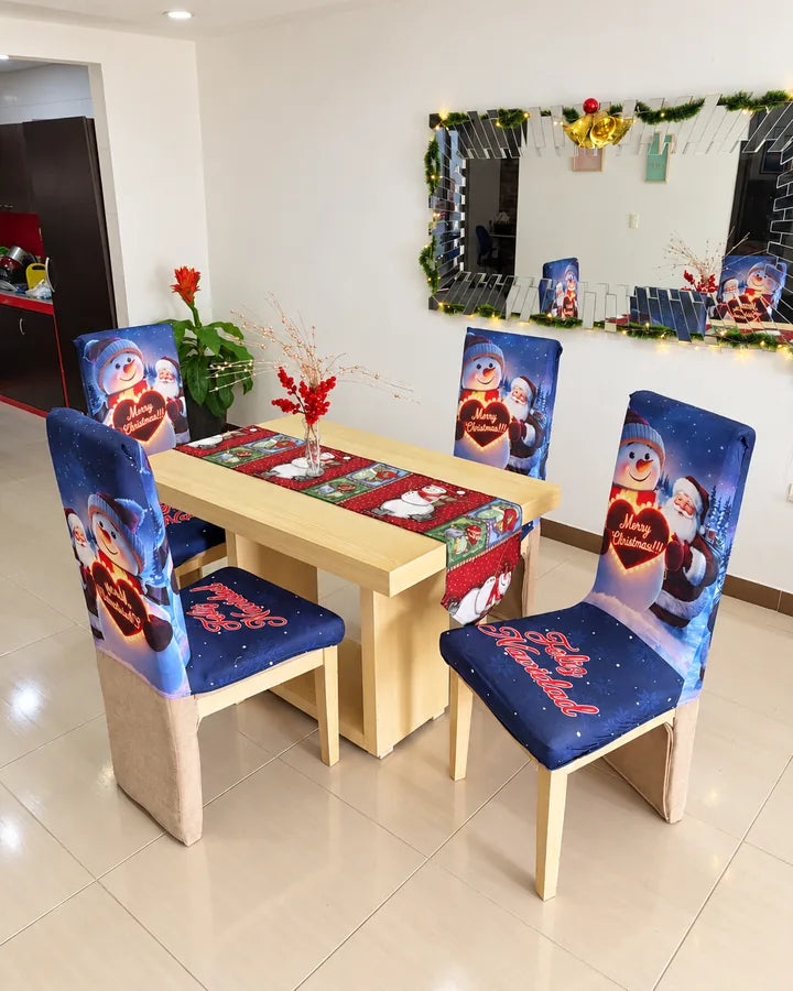 Familia cenando con los forros navideños puestos en las sillas