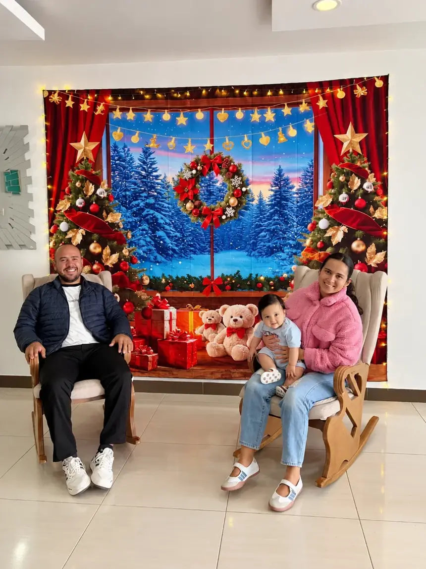 Familia frente al telón Ventana Navideña instalado en una sala
